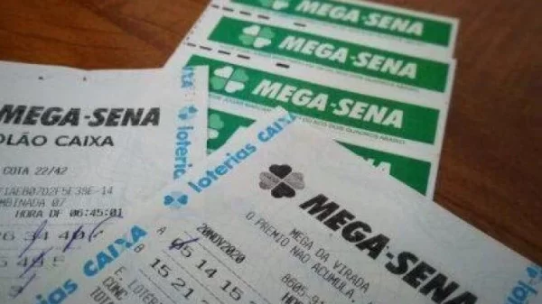Imagem mostra bilhetes da Mega Sena, uma das loterias mais populares do Brasil.