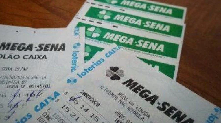 Imagem mostra bilhetes da Mega Sena, uma das loterias mais populares do Brasil.