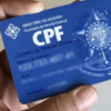 Cidadão segurando seu CPF
