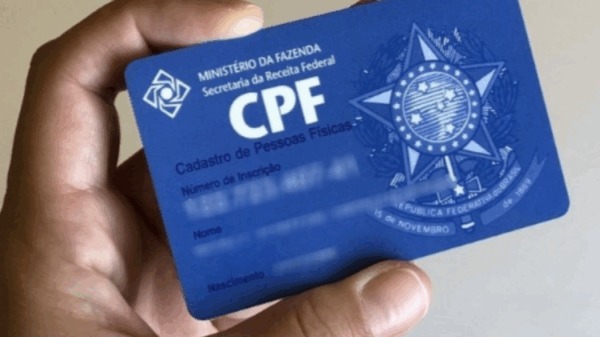 Cidadão segurando seu CPF