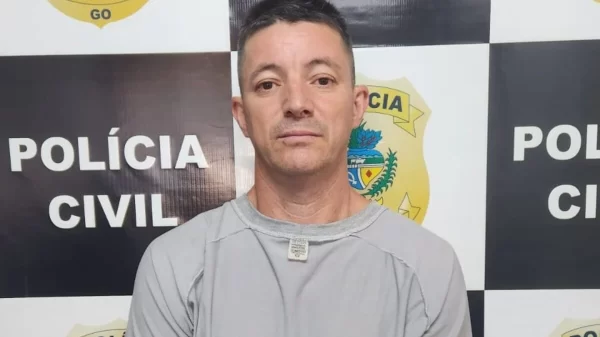 Homem preso pela polícia após aplicar golpe de furto de celulares em série