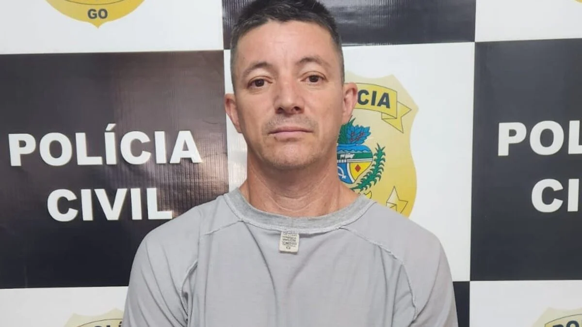 Homem preso pela polícia após aplicar golpe de furto de celulares em série