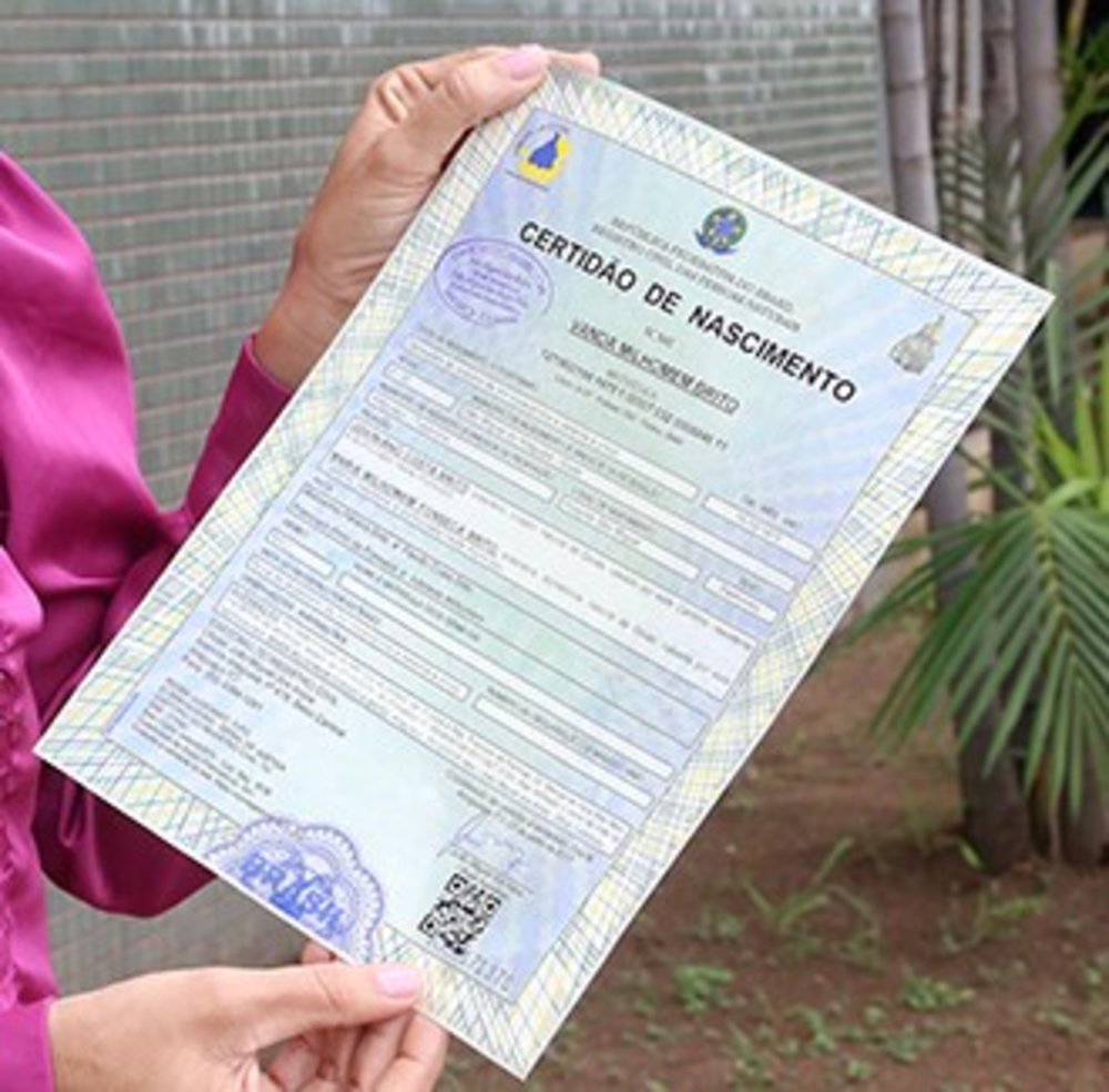 Certidão de nascimento com data de nascimento