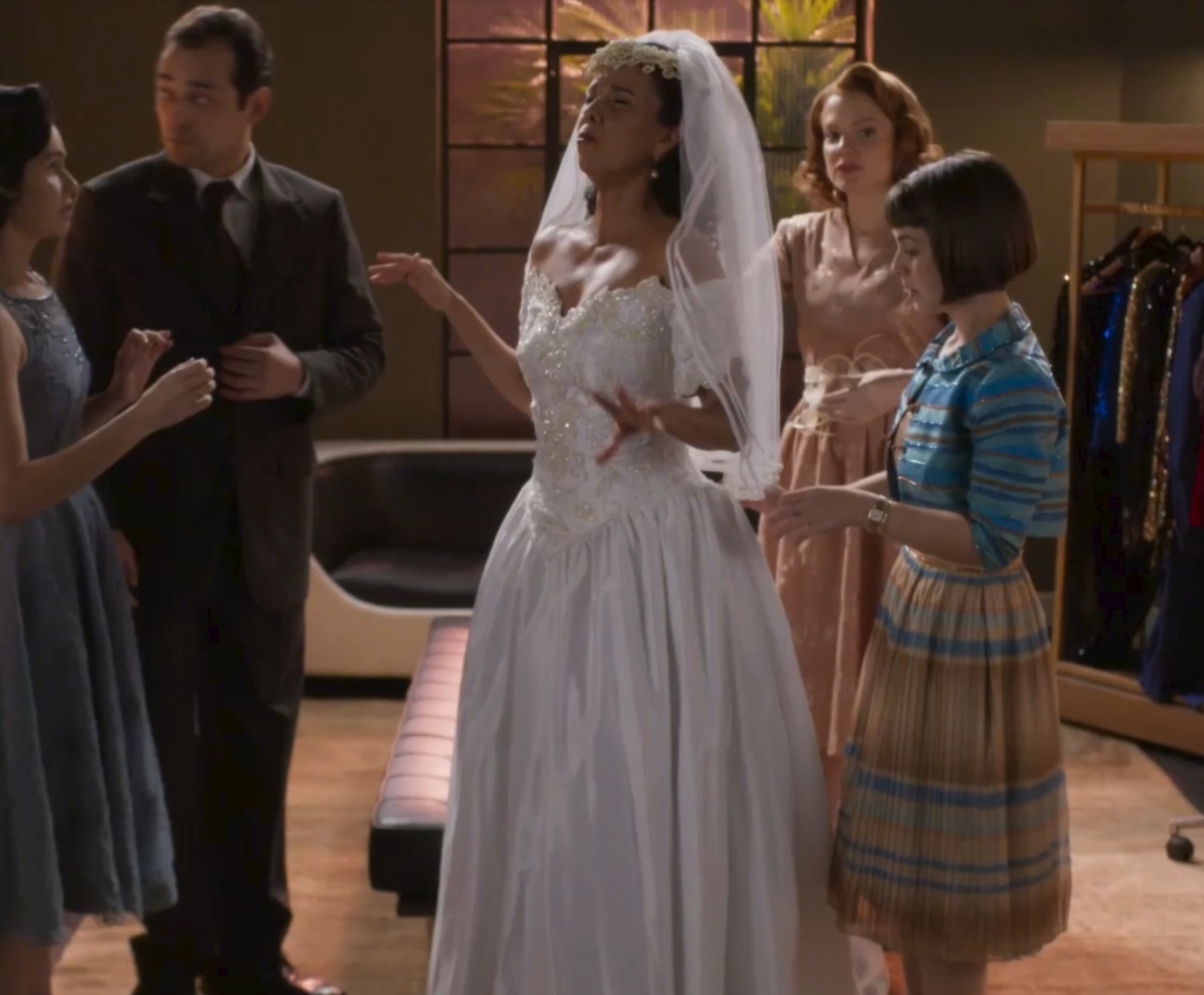 Jacira desmaia durante casamento com Sérgio