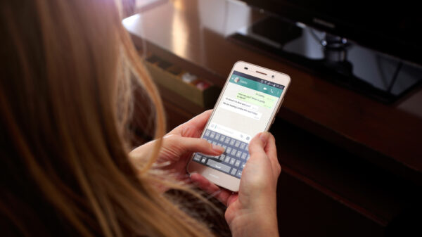 Nova configuração do WhatsApp para ocultar status online de contatos