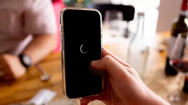 Celular travando na mão de um usuário com tela congelada