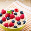 aveia com frutas vermelhas no café da manhã