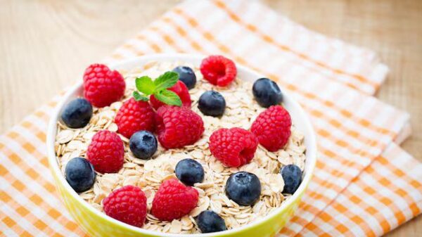 aveia com frutas vermelhas no café da manhã