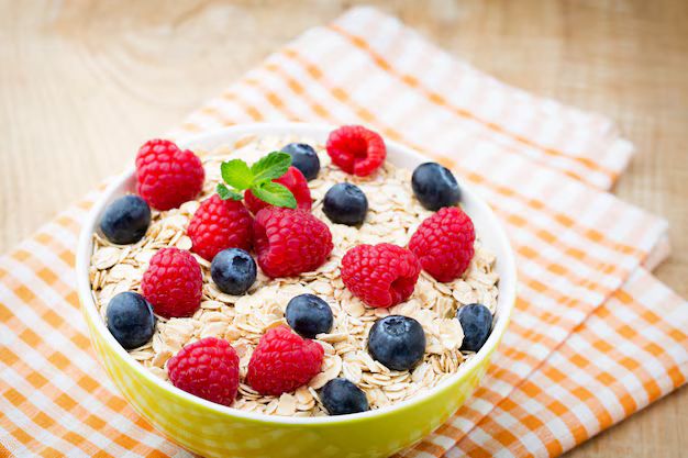 aveia com frutas vermelhas no café da manhã