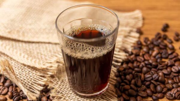 café servido em copo americano