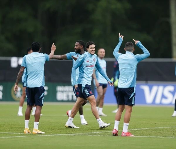 Jogadores do Flamengo treinando