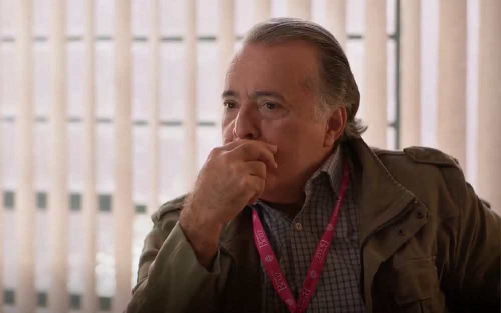 Abel começa a desconfiar de Ricardo em Dona de Mim