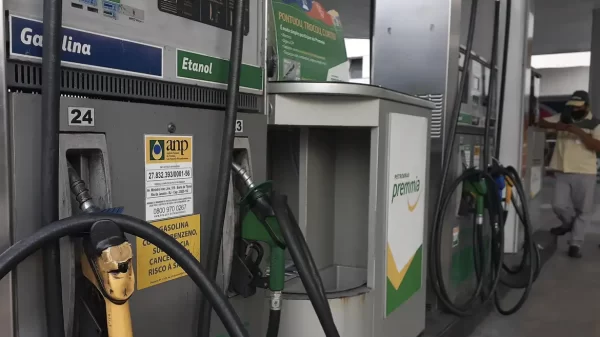 Preço gasolina despenca