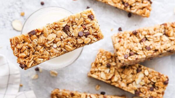 Barras de cereal com copo de leite