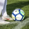 quase chutando a bola