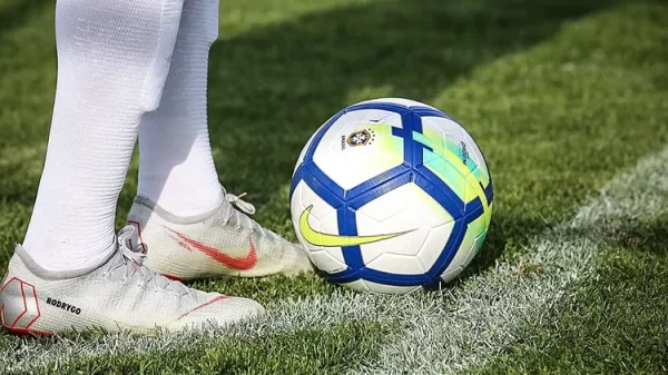 quase chutando a bola