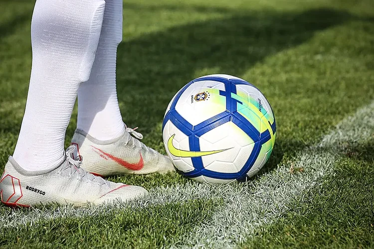 quase chutando a bola