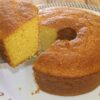 bolo de milho cremoso em pedaços sobre prato junino