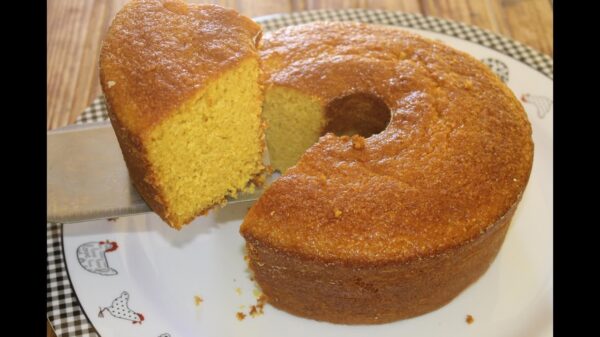 bolo de milho cremoso em pedaços sobre prato junino