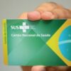 mão segurando cartão do SUS