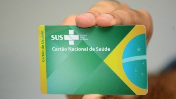 mão segurando cartão do SUS