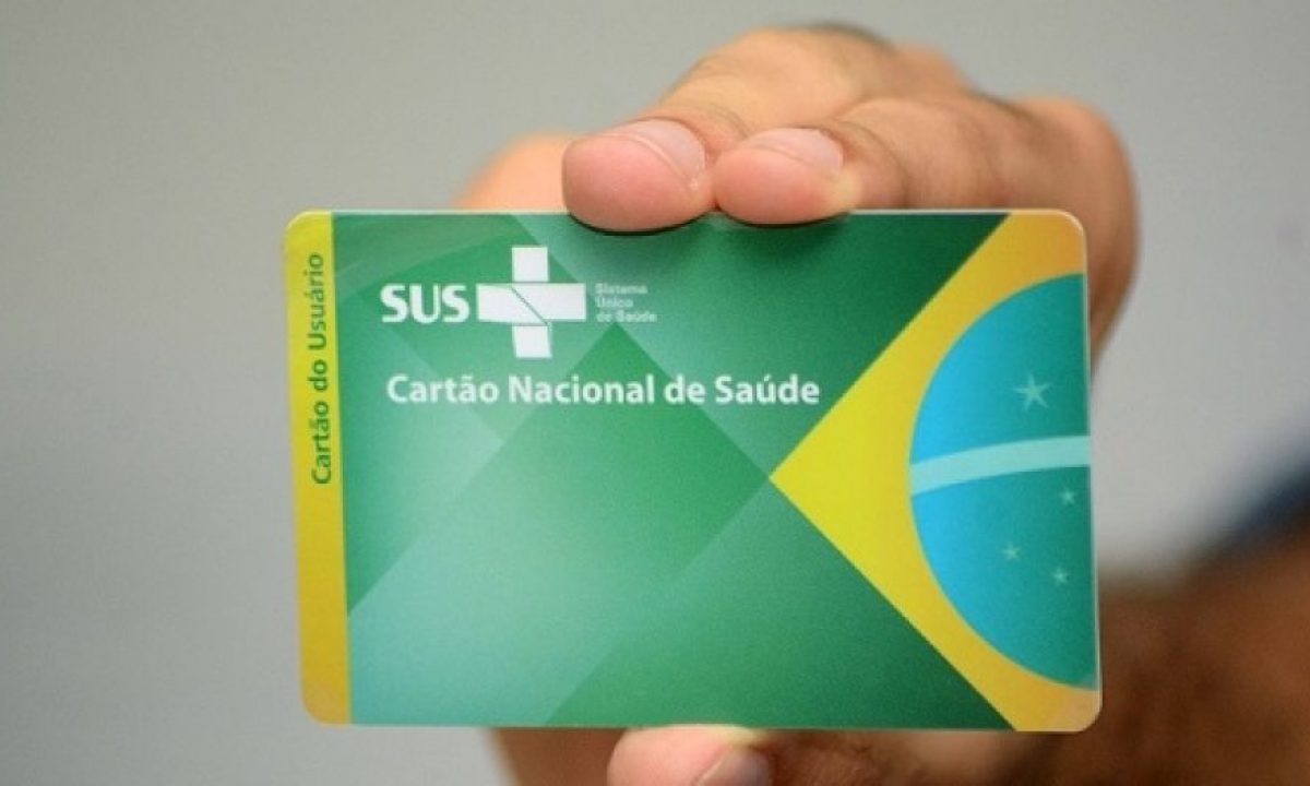mão segurando cartão do SUS