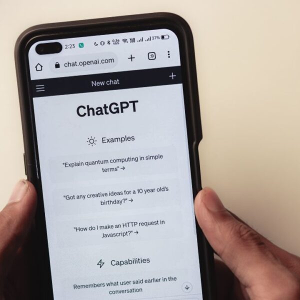 pessoa mexendo no Chat GPT
