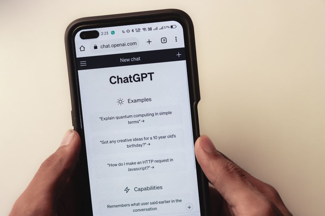 pessoa mexendo no Chat GPT