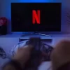 Vendo Netflix com controle na mão