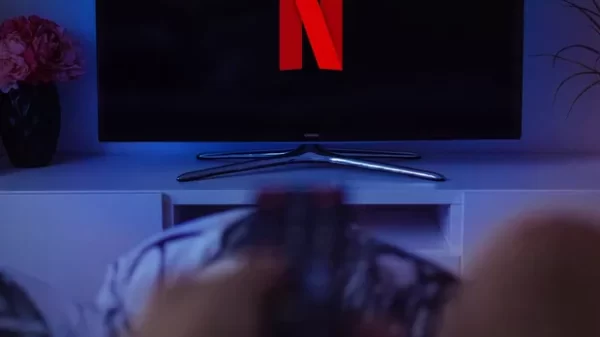 Vendo Netflix com controle na mão