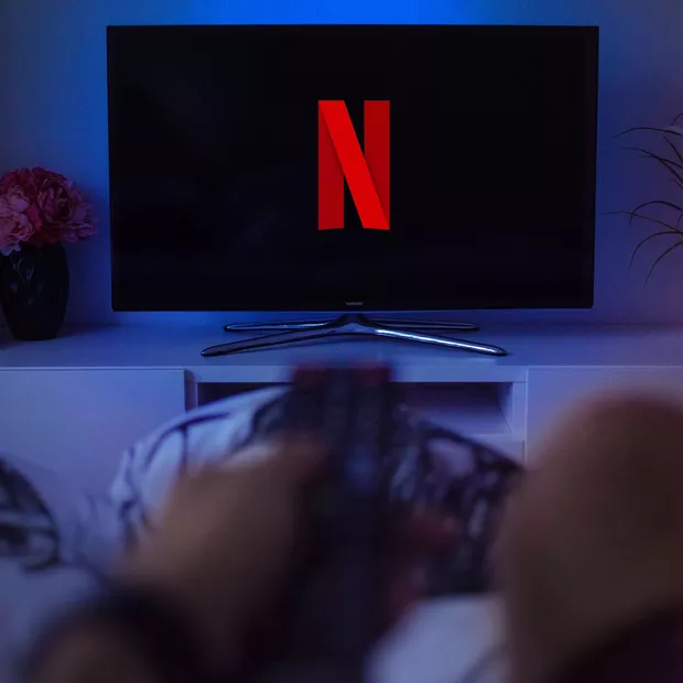Vendo Netflix com controle na mão
