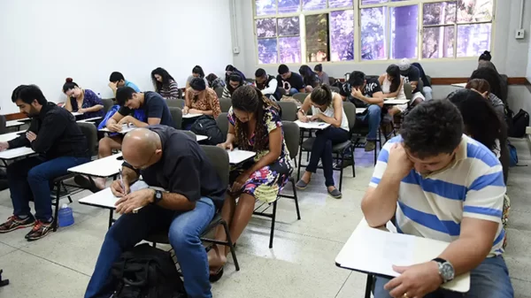 Pessoas fazendo prova