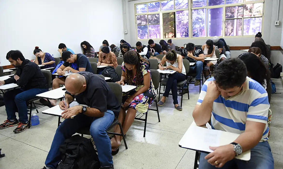 Pessoas fazendo prova