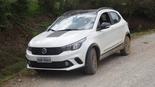 Carro da Fiat branco na estrada