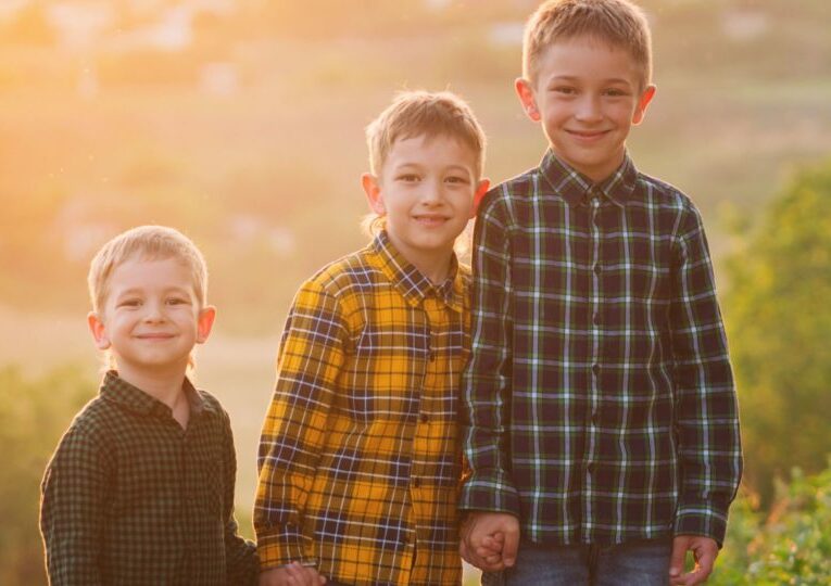 Filhos em idades diferentes representando ordem de nascimento