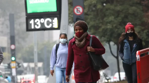 mulher com blusa de frio registrando 13 graus