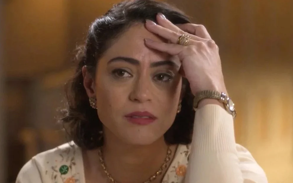 Clarice (Carol Castro) em cena de Garota do Momento; Bia (Maisa) ainda conseguirá enganá-la