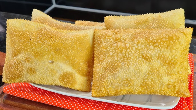 massa de pastel com 2 ingredientes aberta e recheada antes de fritar