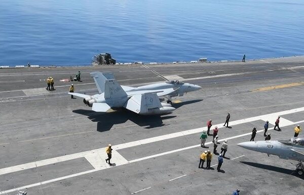 Porta-aviões americanos navega do Mar da China Meridional ao Oriente Médio