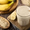 Copo de vitamina de banana com aveia em fundo claro e nutritivo
