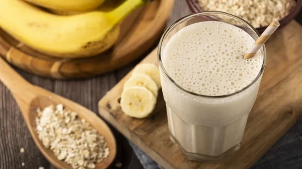 Copo de vitamina de banana com aveia em fundo claro e nutritivo