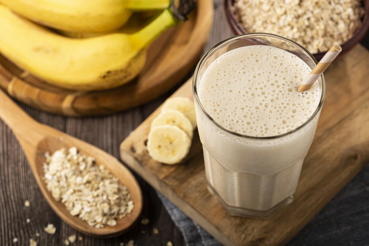 Copo de vitamina de banana com aveia em fundo claro e nutritivo