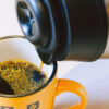 Garrafa de café servindo em uma xícara