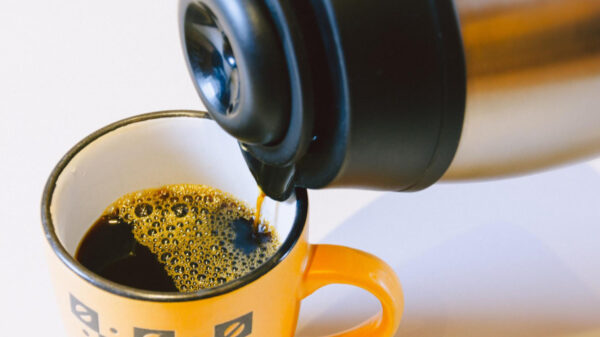Garrafa de café servindo em uma xícara