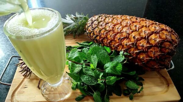 suco detox com abacaxi e hortelã