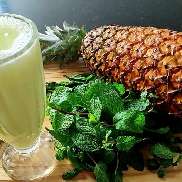 suco detox com abacaxi e hortelã