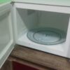 Micro-ondas limpo por dentro após uso de vinagre e limão