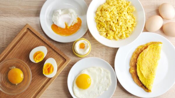 café da manhã com varios tipos de ovos