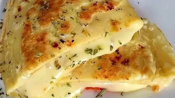 Pão de queijo de frigideira pronto em menos de 5 minutos