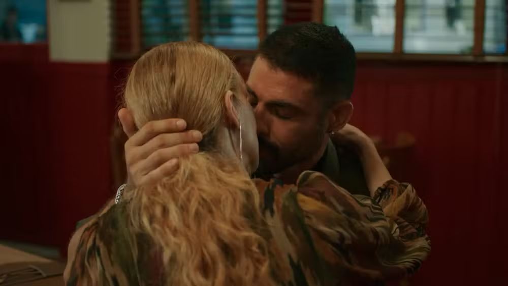 Fátima flagra César com outra mulher na cama em Vale Tudo